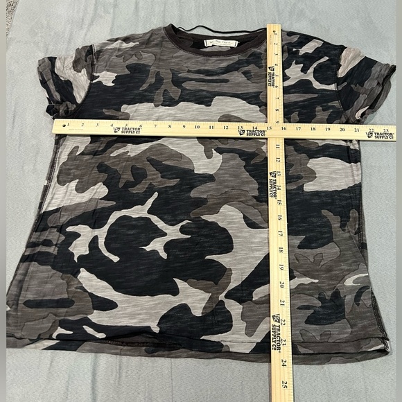 We The Free Black and Gray Short Sleeve Camo Tee Women’s sz Small - Picture 5 of 5